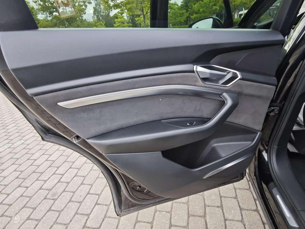 Audi e-tron, 95 kWh, off-road / crossover