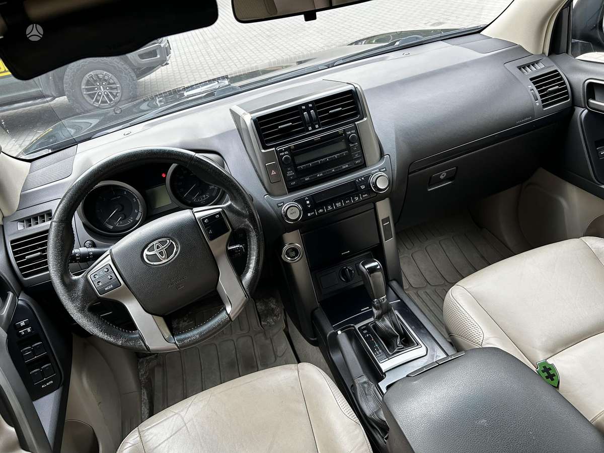 Toyota Land Cruiser - 7