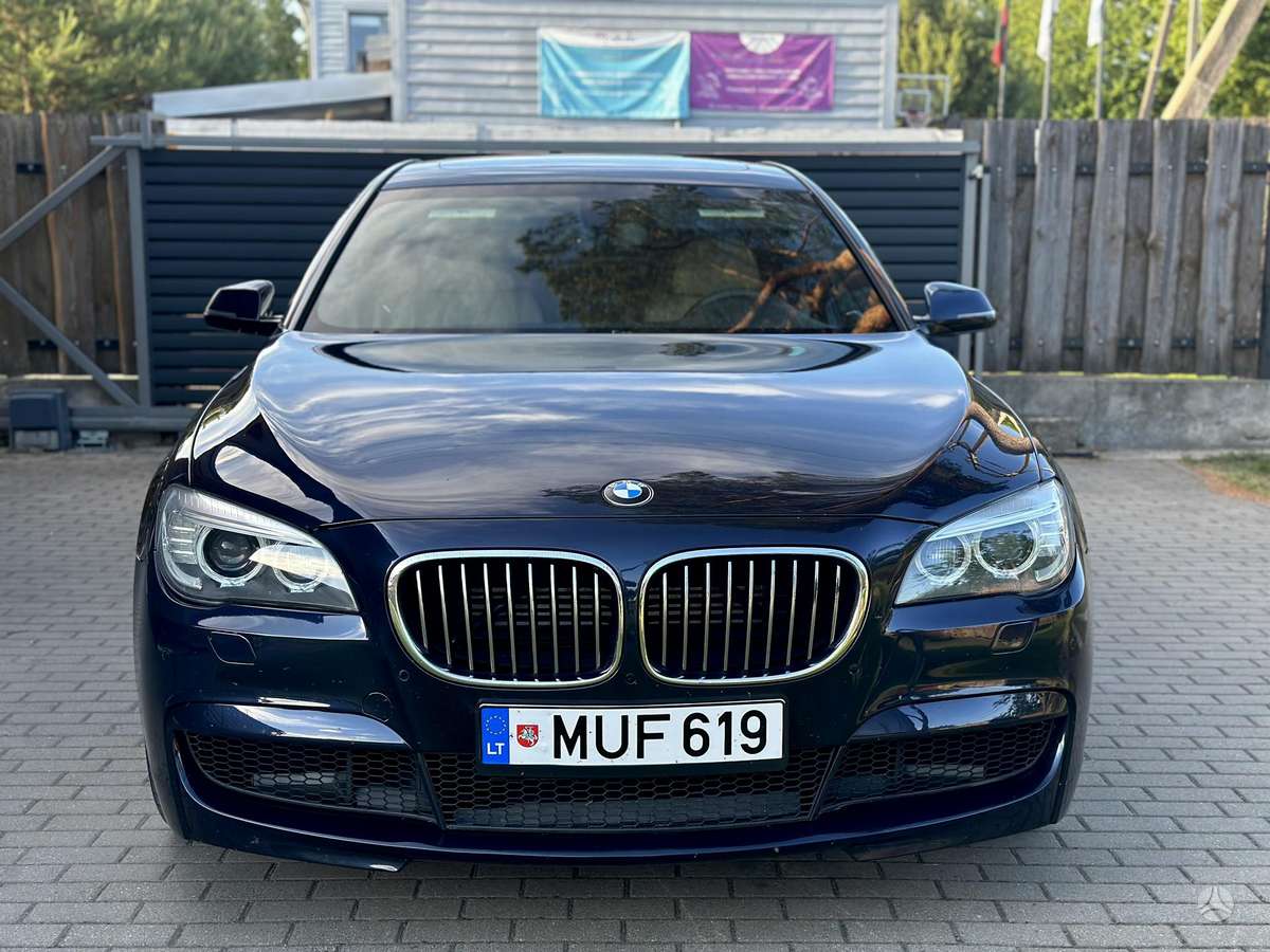 BMW 750, 4.4 l., Седан