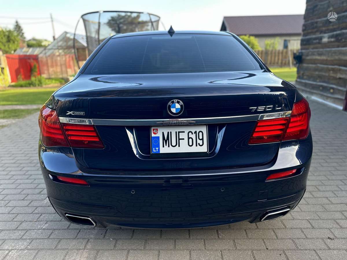 BMW 750, 4.4 l., Седан