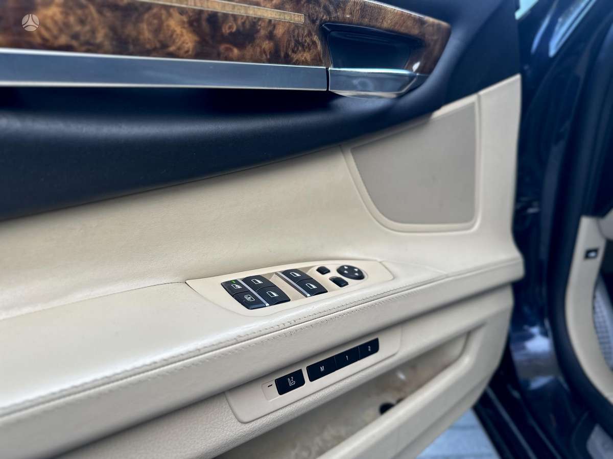 BMW 750, 4.4 l., Седан