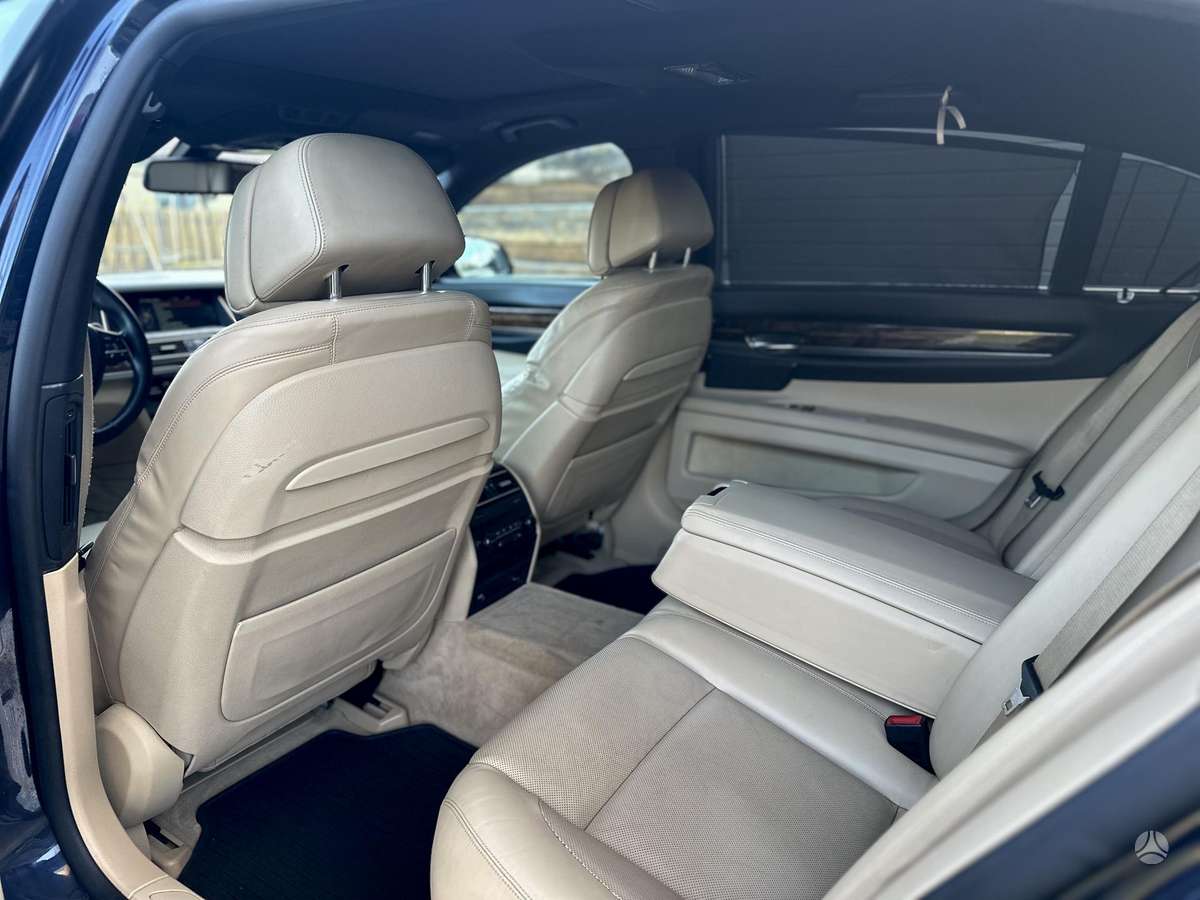 BMW 750, 4.4 l., Седан