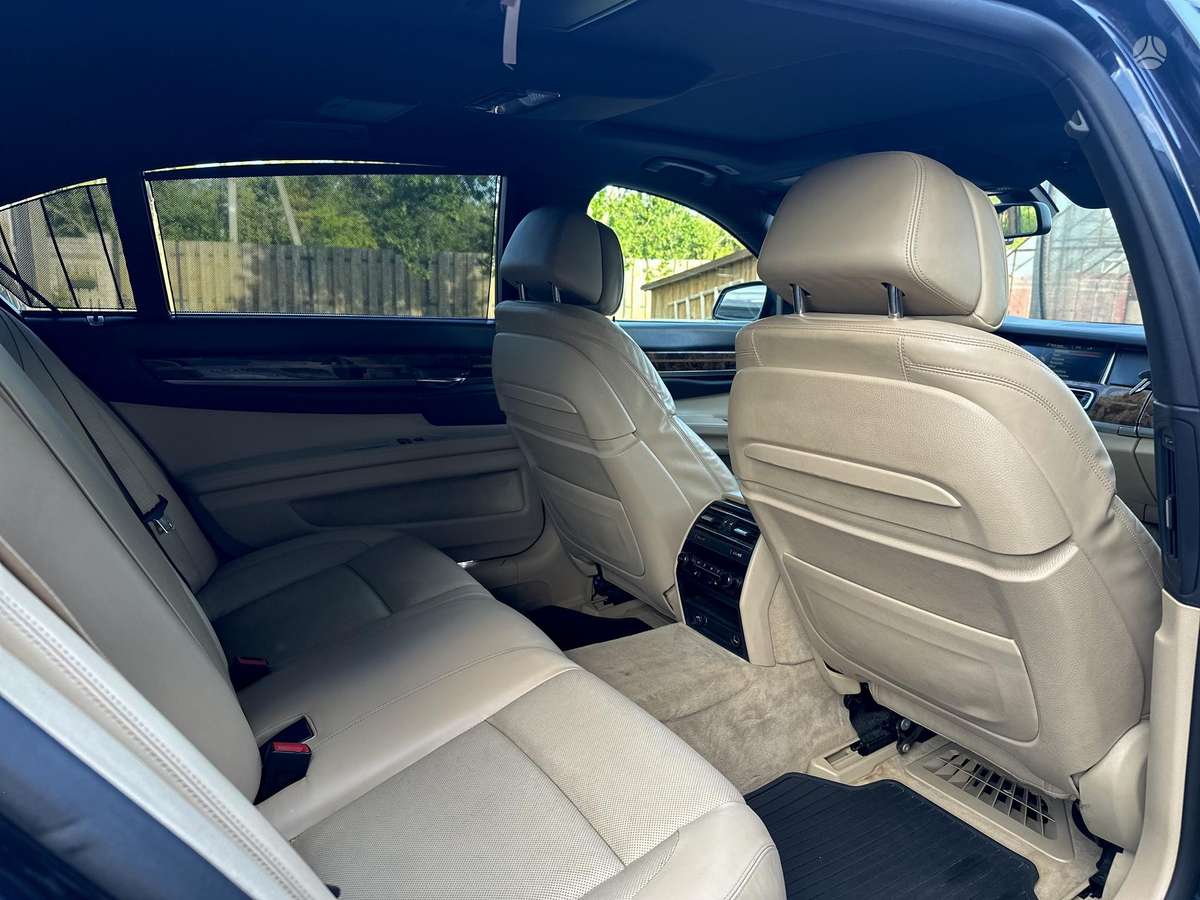 BMW 750, 4.4 l., Седан