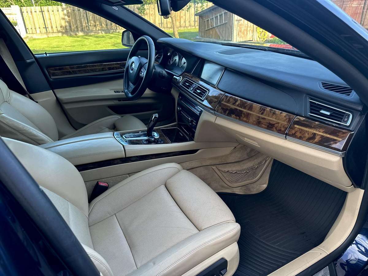 BMW 750, 4.4 l., Седан