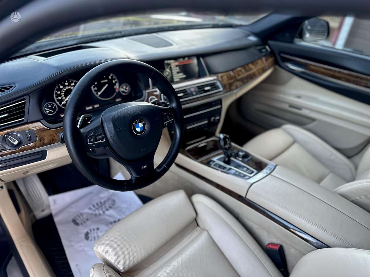 BMW 750, 4.4 l., Седан