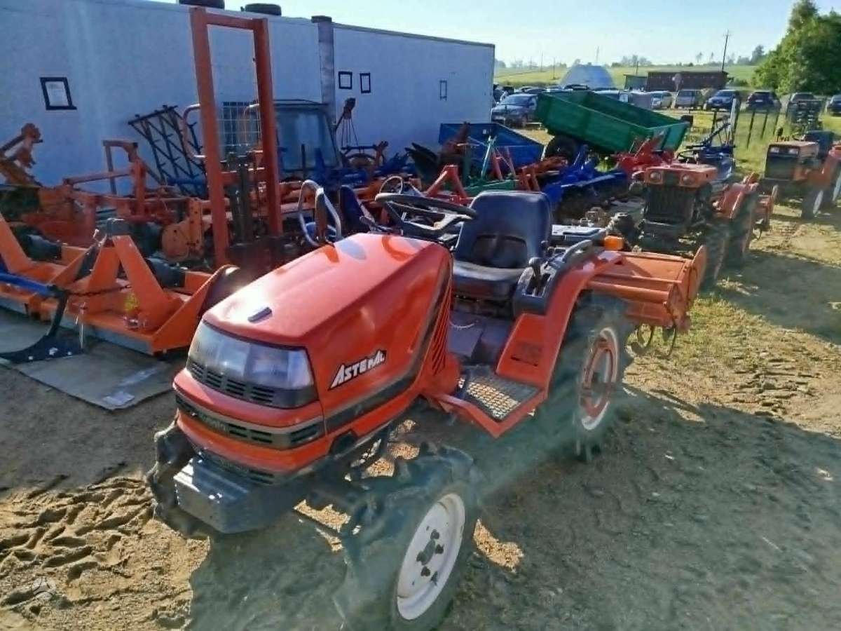 -Kita- TRAKTORIUS, tractors
