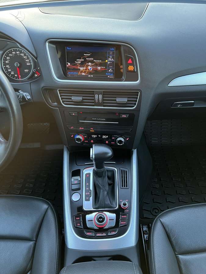 Audi Q5, 2.0 l., off-road / crossover