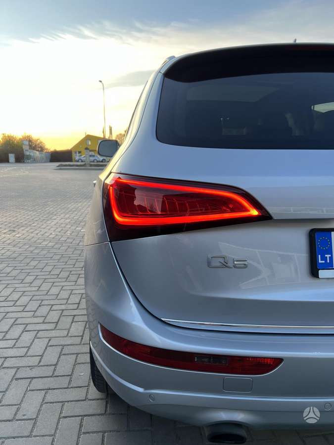 Audi Q5, 2.0 l., off-road / crossover