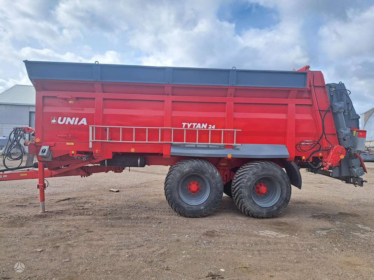 Unia Tytan 24, manure shakers, compost shredders