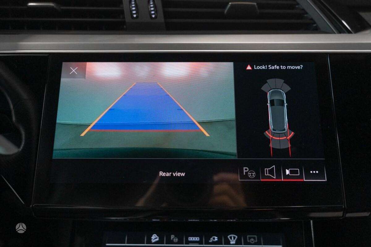 Audi e-tron, off-road / crossover