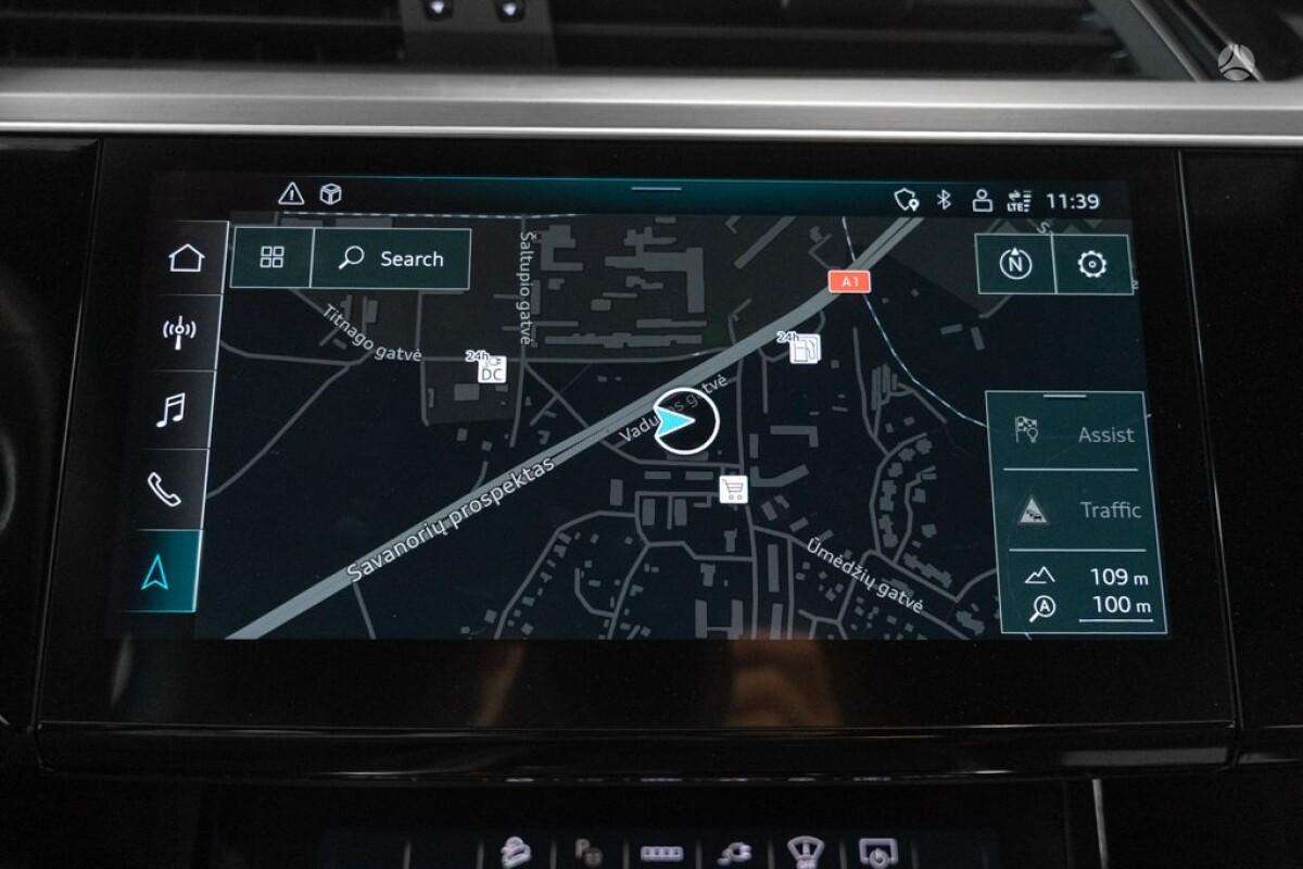 Audi e-tron, off-road / crossover