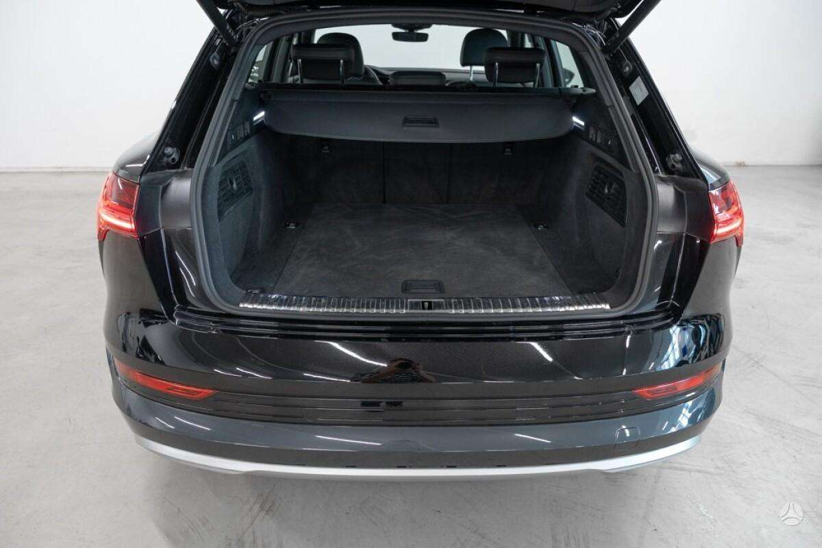 Audi e-tron, off-road / crossover