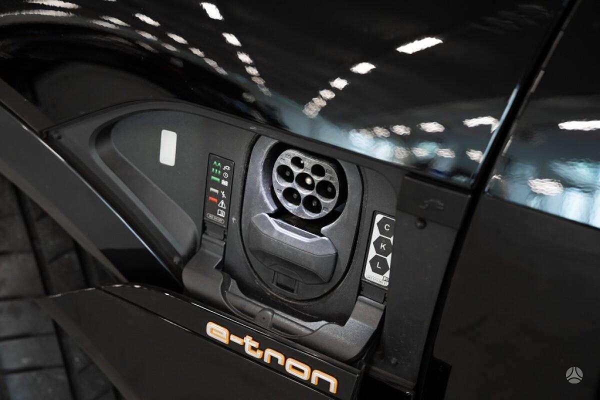 Audi e-tron, off-road / crossover