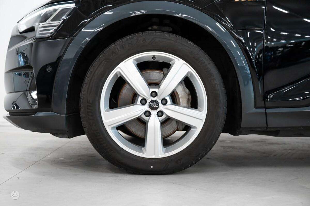 Audi e-tron, off-road / crossover