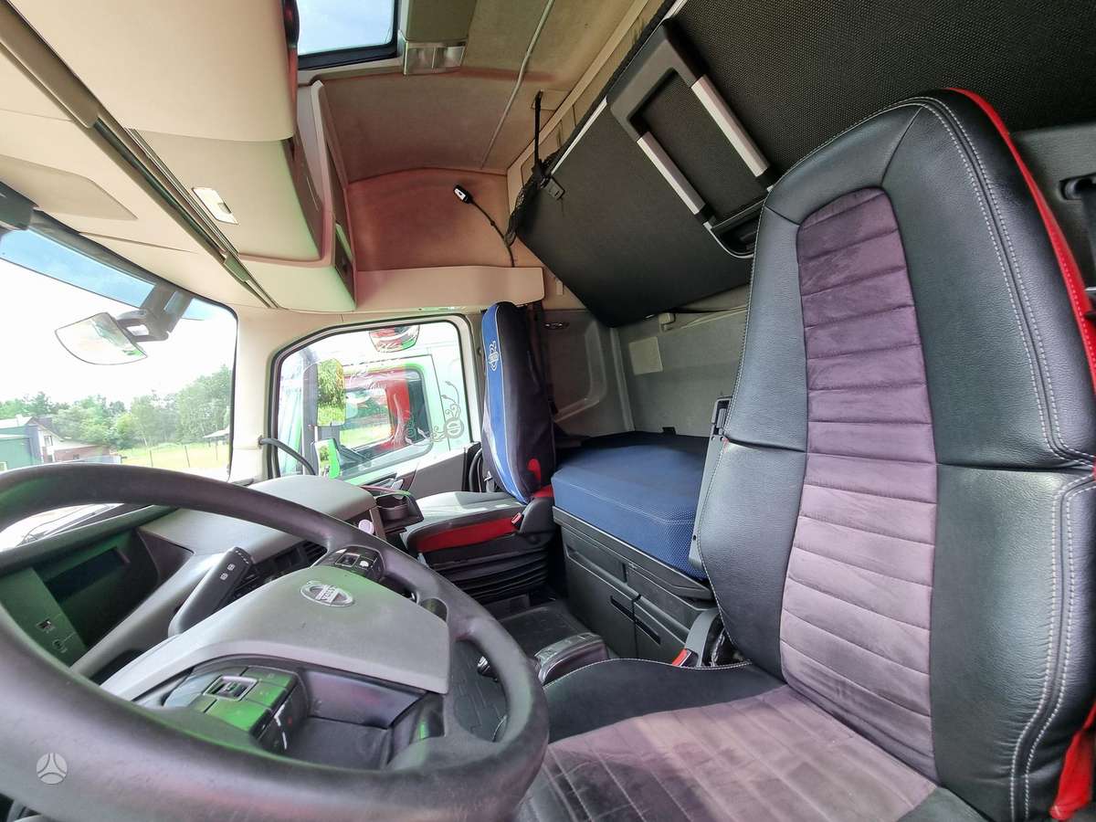 Volvo FH420, double sleeper
