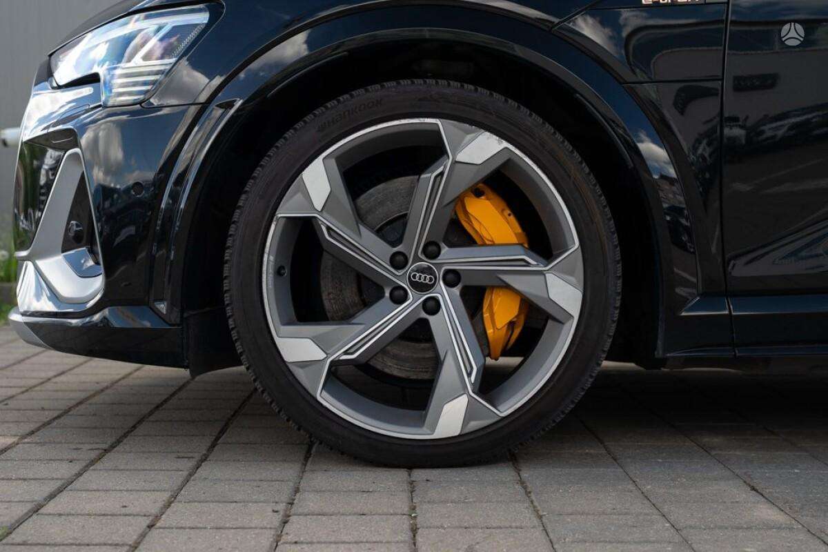 Audi e-tron S, off-road / crossover