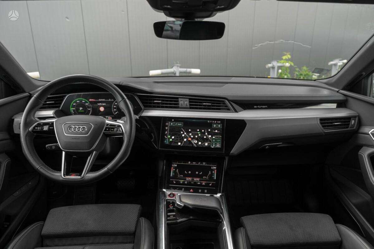 Audi e-tron S, off-road / crossover