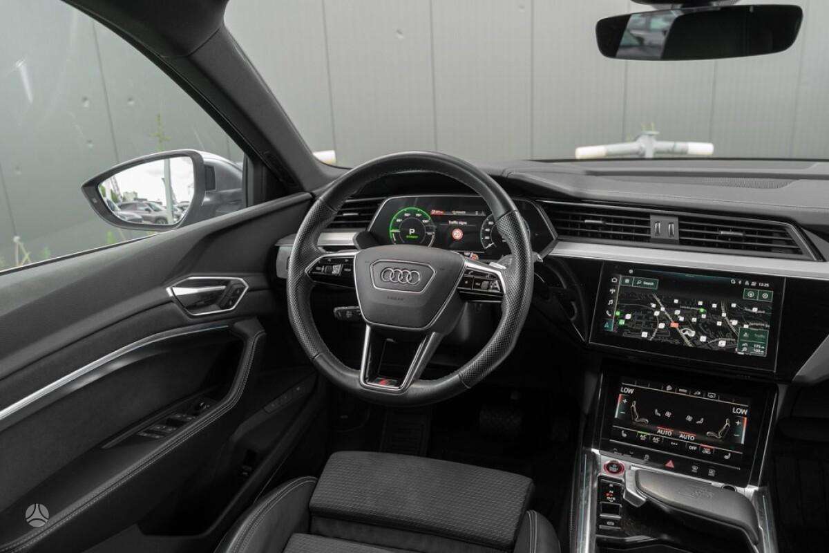 Audi e-tron S, off-road / crossover