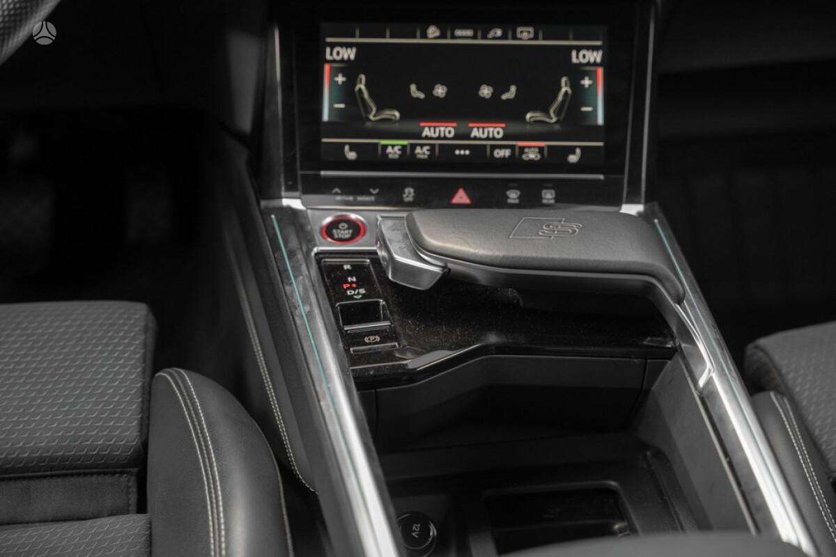 Audi e-tron S, off-road / crossover