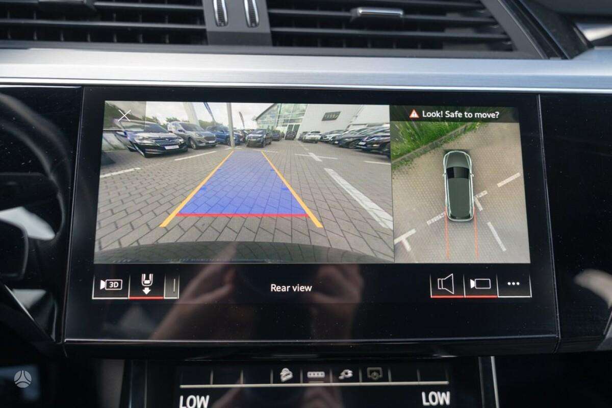 Audi e-tron S, off-road / crossover