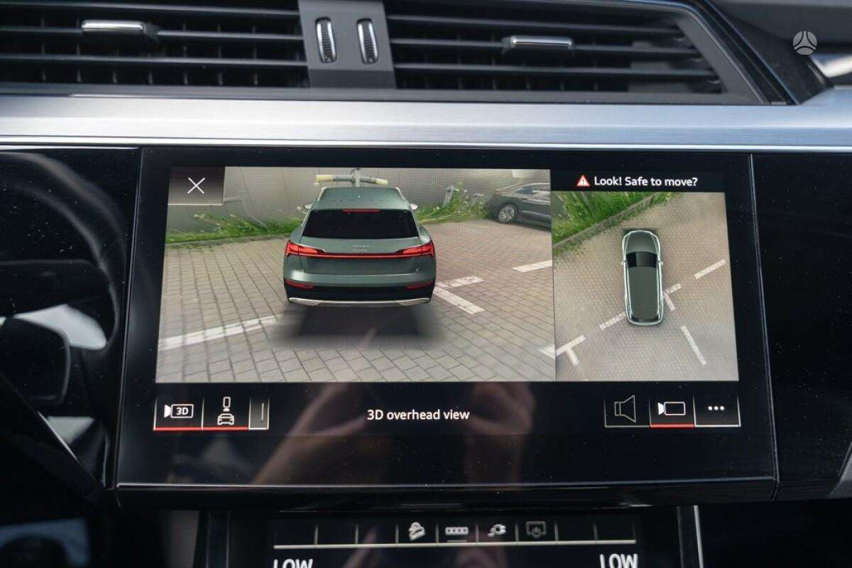 Audi e-tron S, off-road / crossover