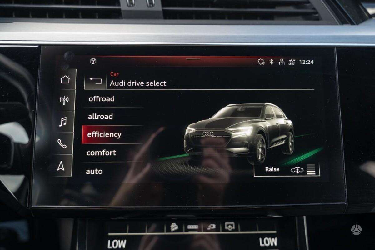 Audi e-tron S, off-road / crossover