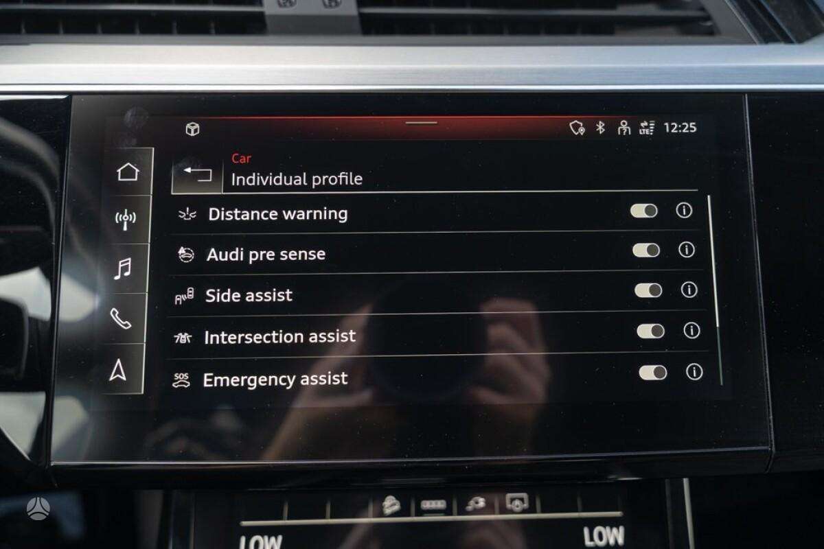 Audi e-tron S, off-road / crossover
