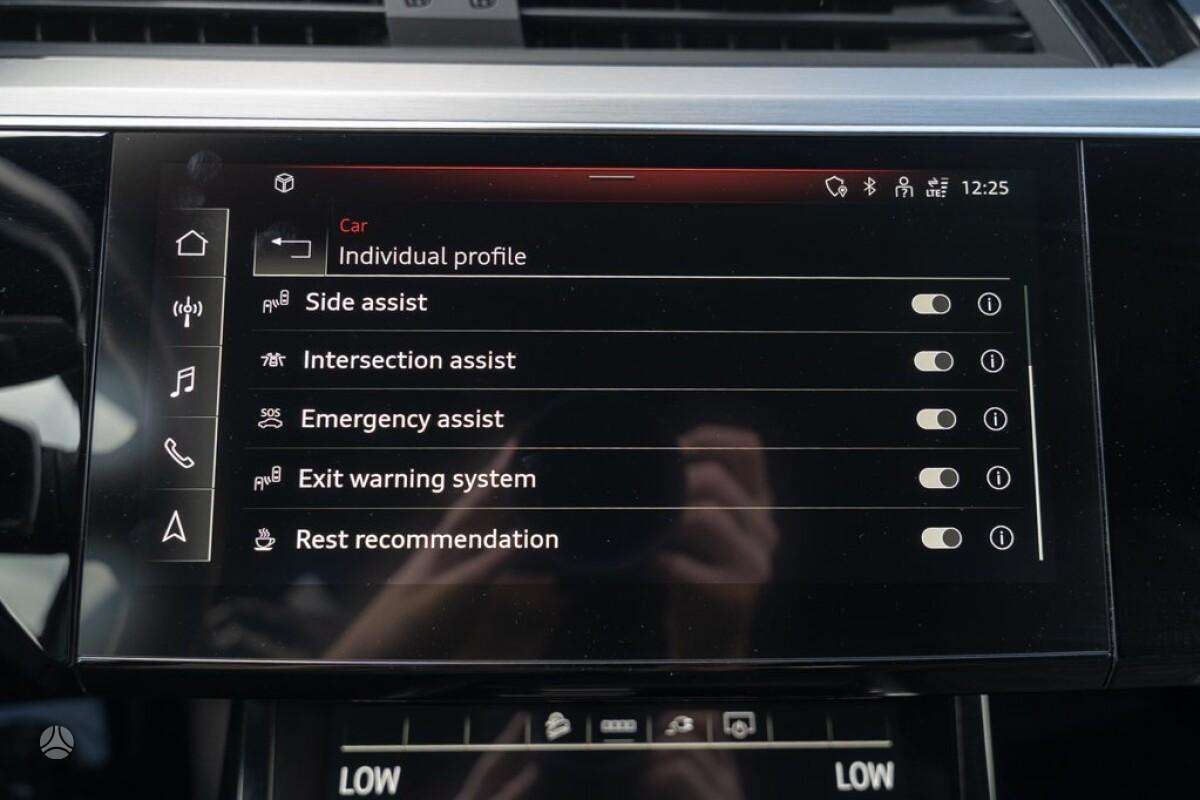 Audi e-tron S, off-road / crossover