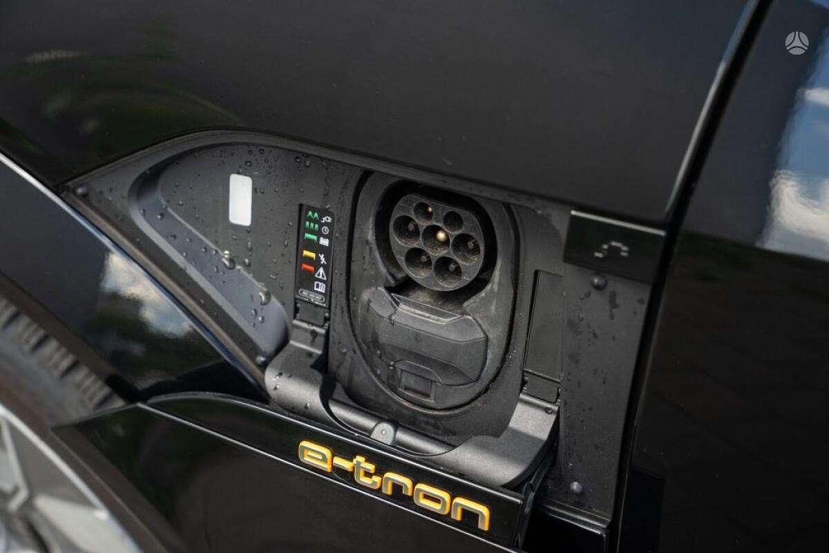 Audi e-tron S, off-road / crossover