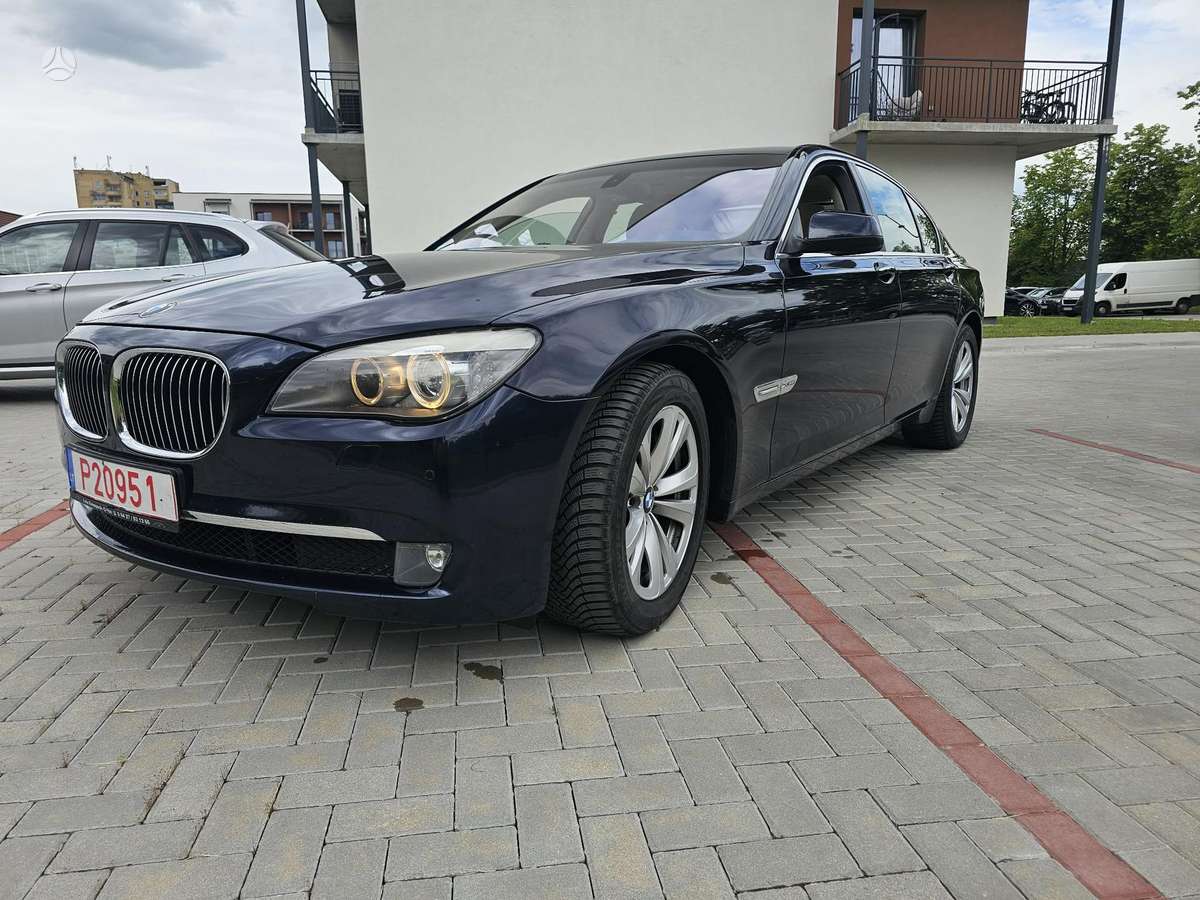 BMW 750, 4.4 l., Седан
