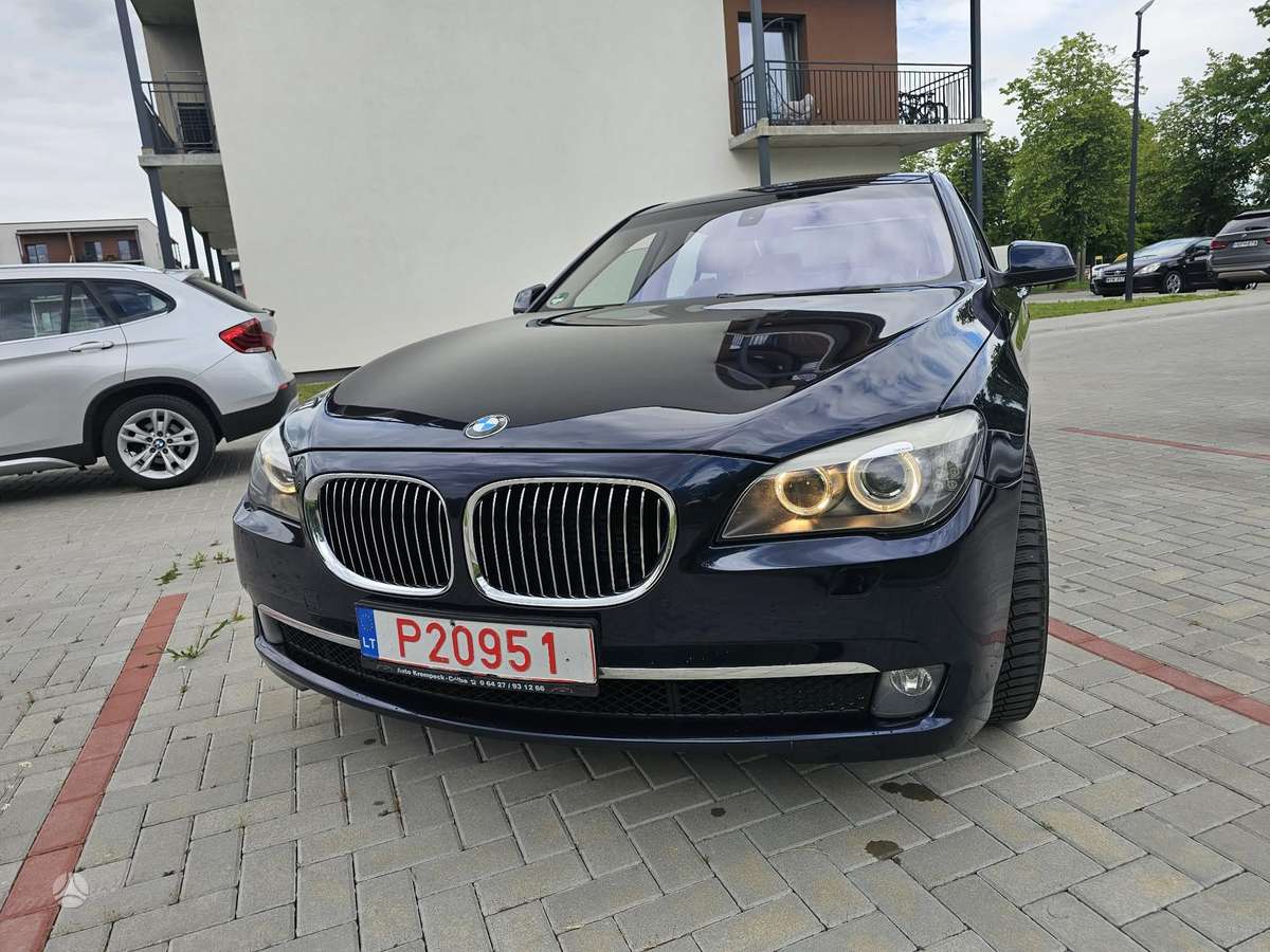 BMW 750, 4.4 l., Седан