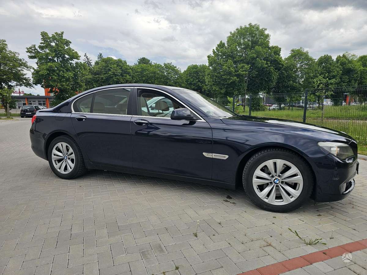 BMW 750, 4.4 l., Седан