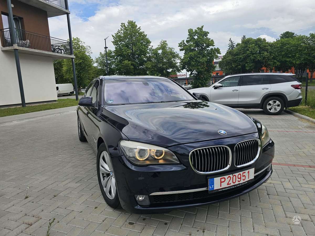 BMW 750, 4.4 l., Седан