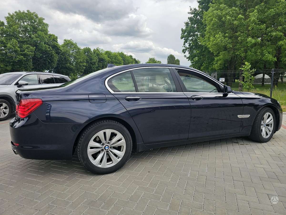 BMW 750, 4.4 l., Седан
