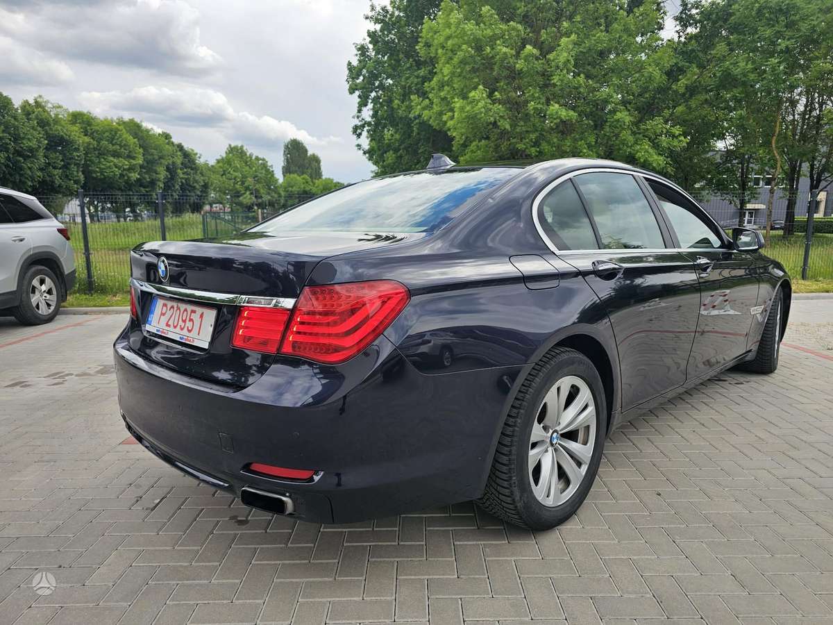 BMW 750, 4.4 l., Седан