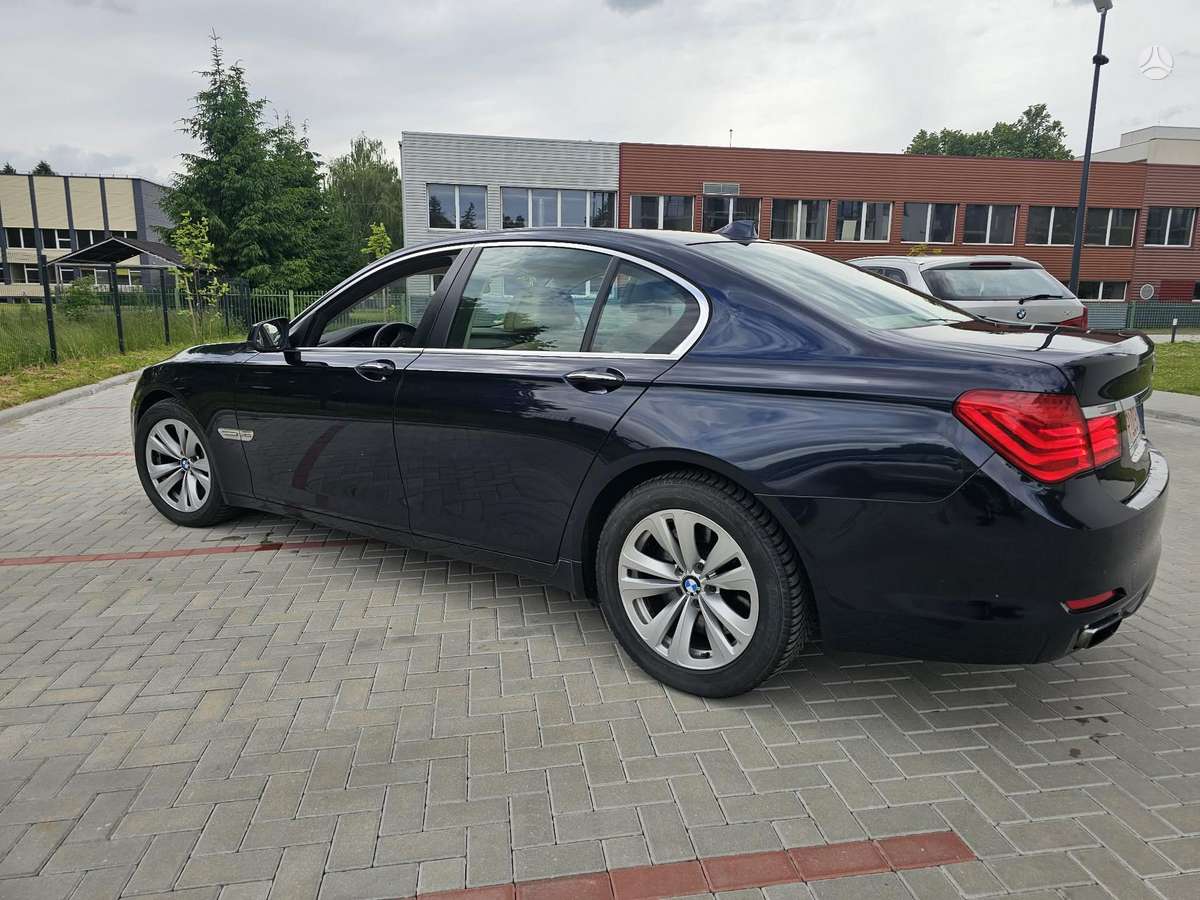 BMW 750, 4.4 l., Седан