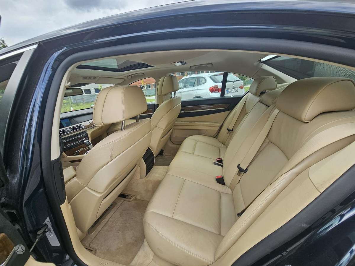 BMW 750, 4.4 l., Седан
