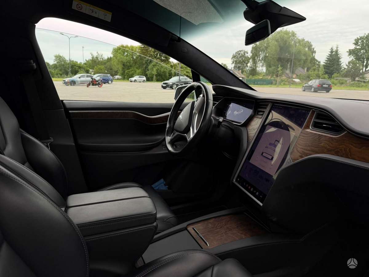 Tesla Model X - 11