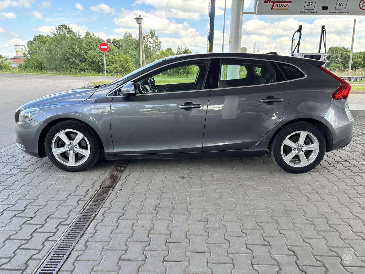 Volvo V40, 1.6 l., hatchback