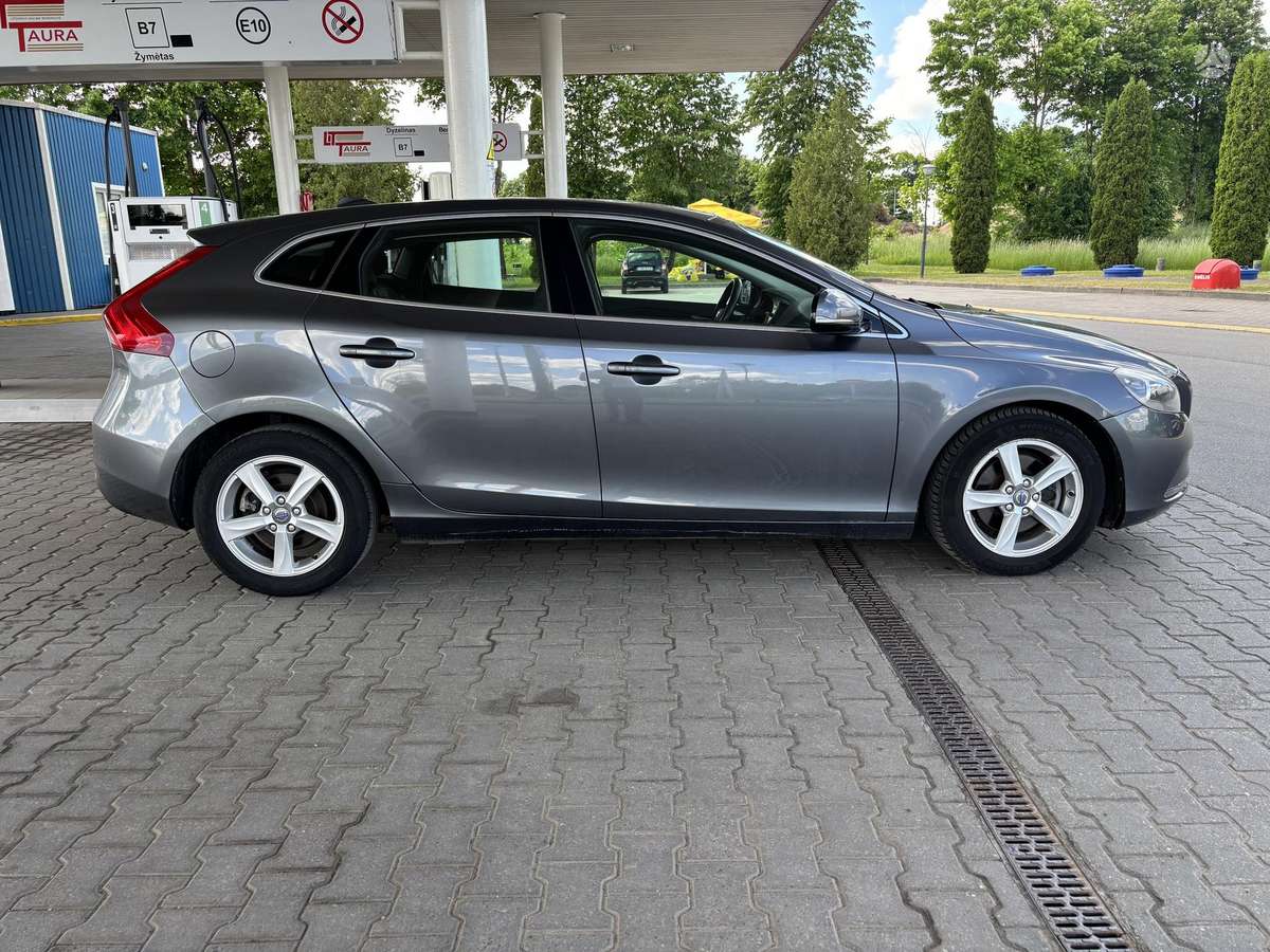 Volvo V40, 1.6 l., hatchback