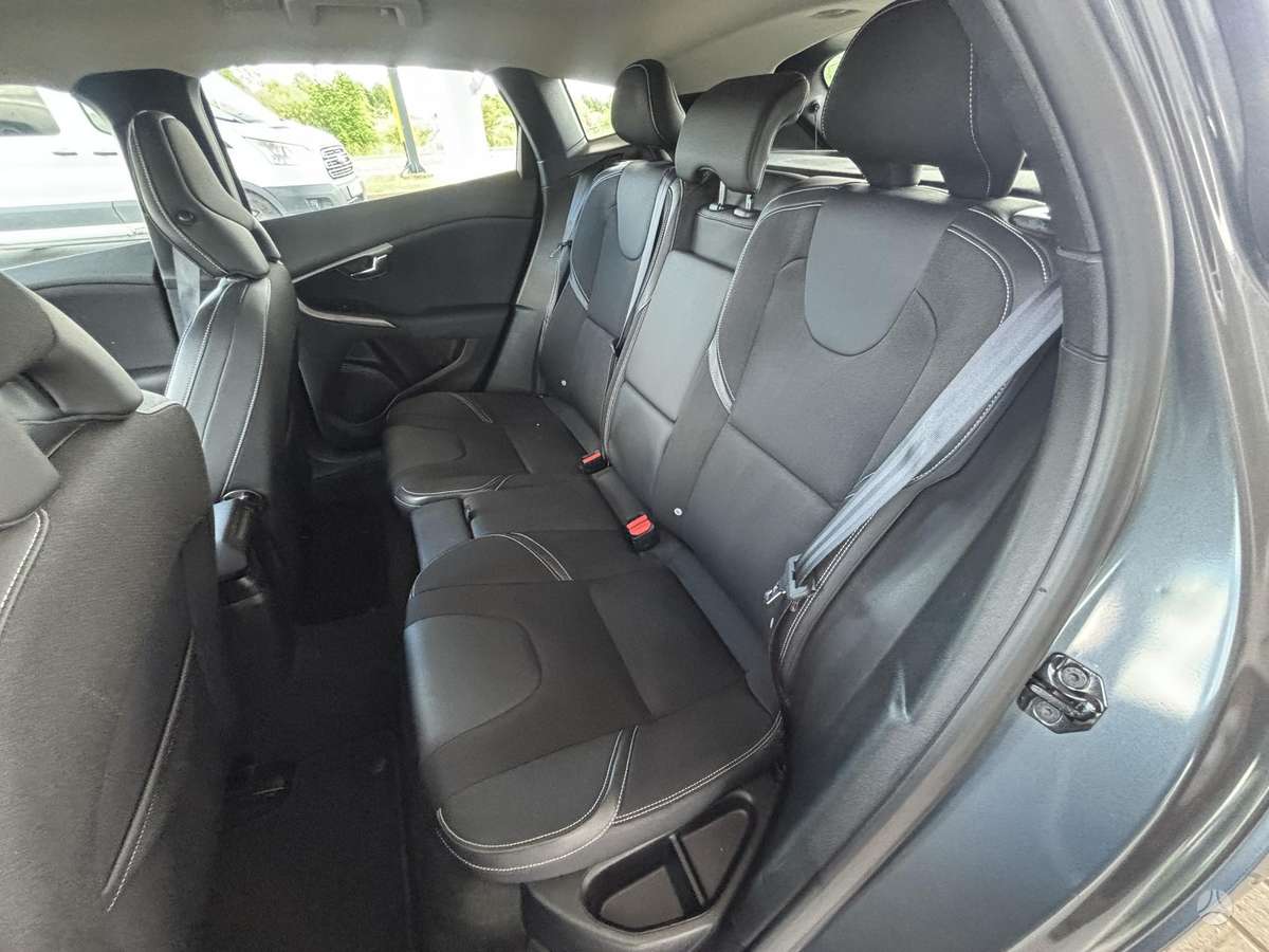 Volvo V40, 1.6 l., hatchback