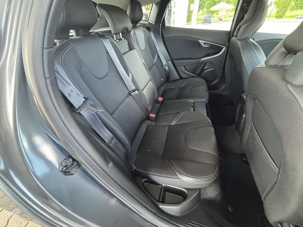 Volvo V40, 1.6 l., hatchback