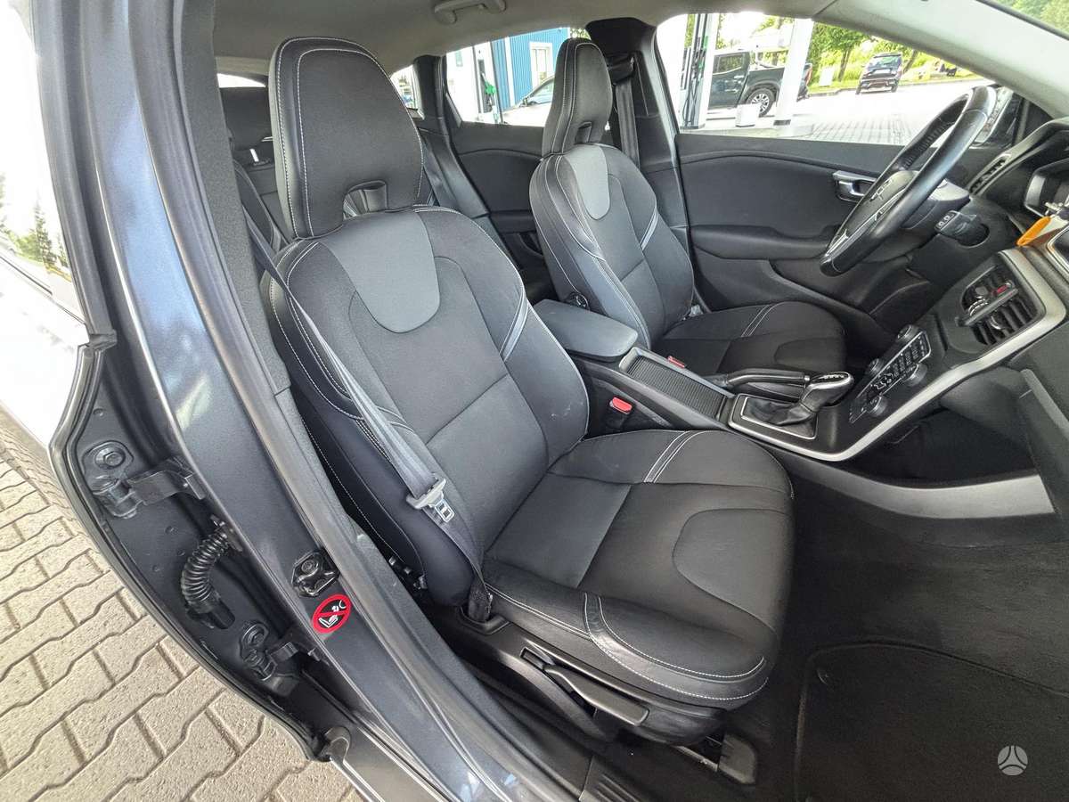 Volvo V40, 1.6 l., hatchback