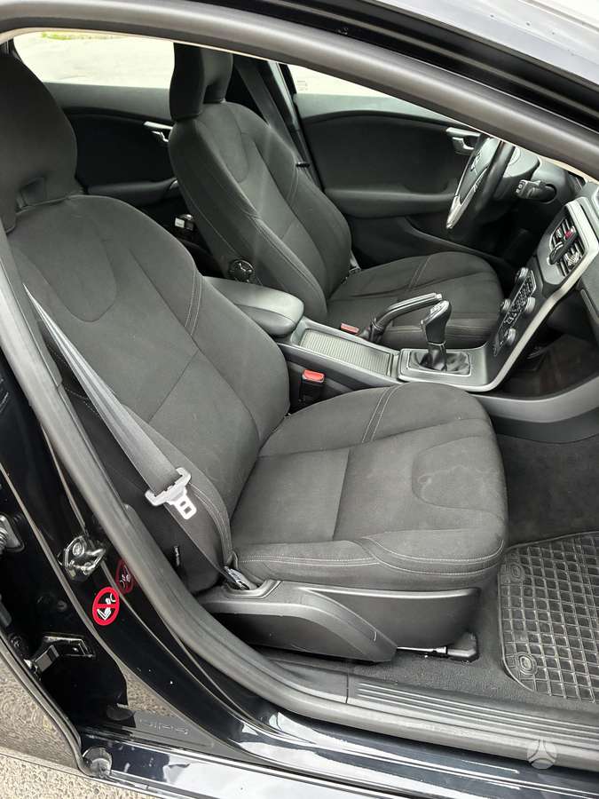 Volvo V40, 1.6 l., hatchback