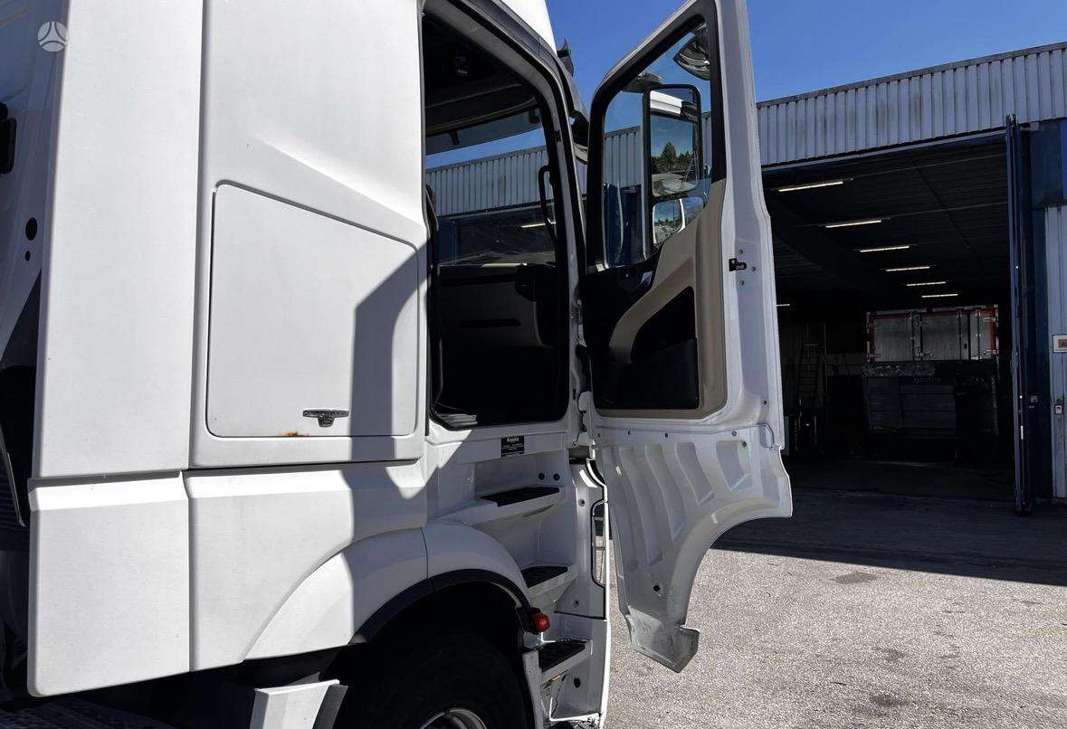 Mercedes-Benz 2645 6x4, double sleeper