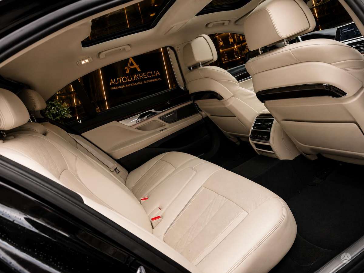 BMW 750, 4.4 l., Седан