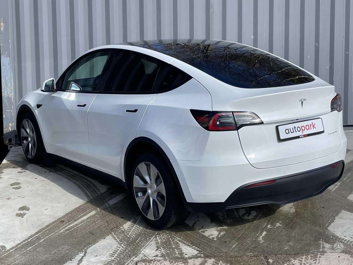 Tesla Model Y, hatchback