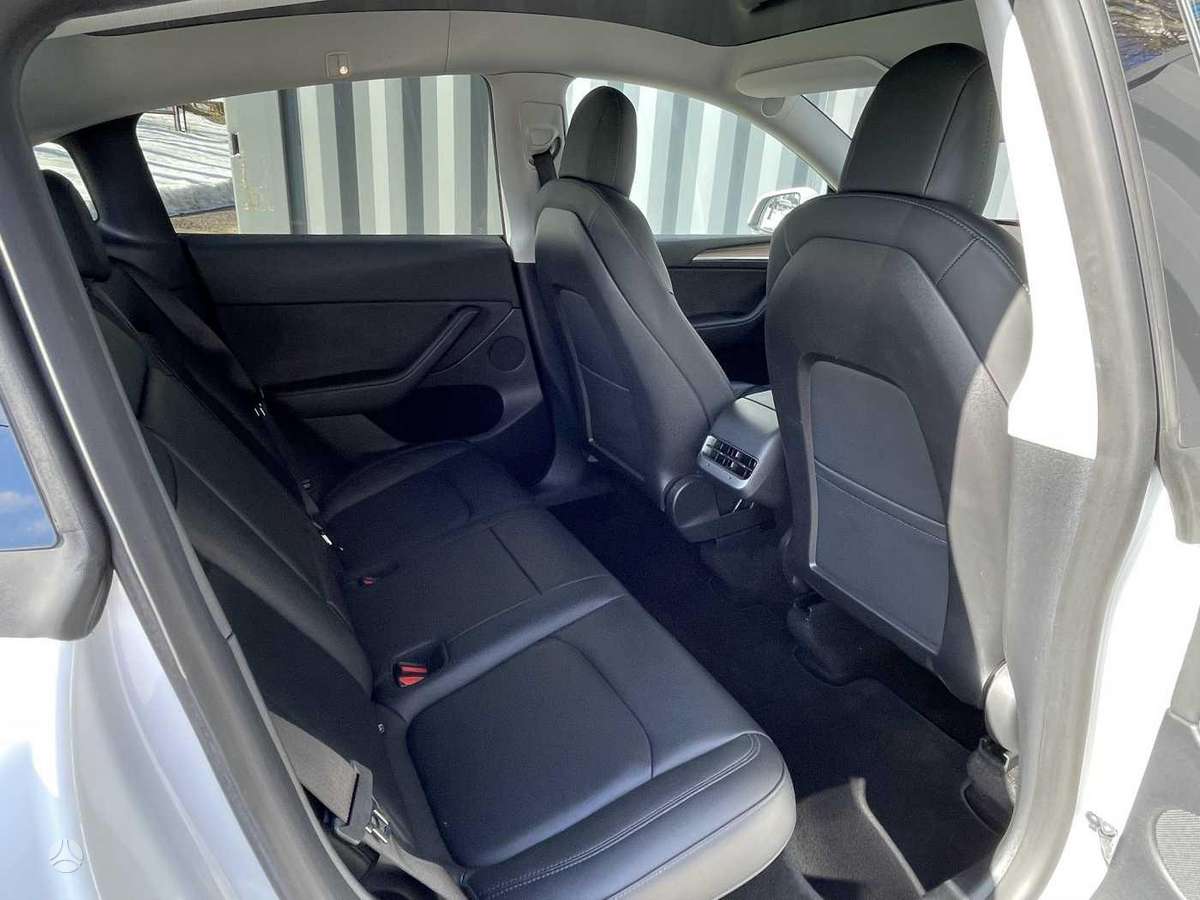 Tesla Model Y, hatchback