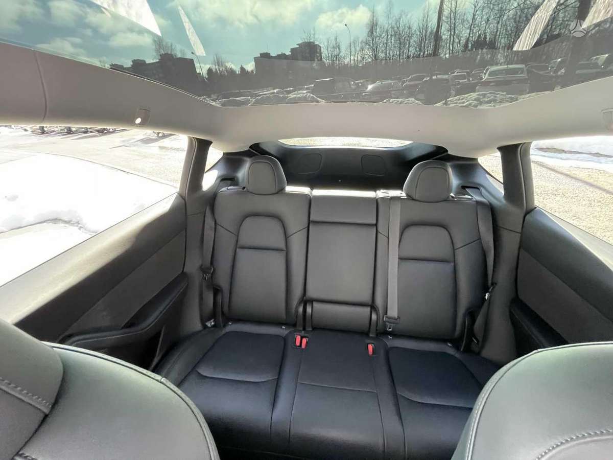 Tesla Model Y, hatchback