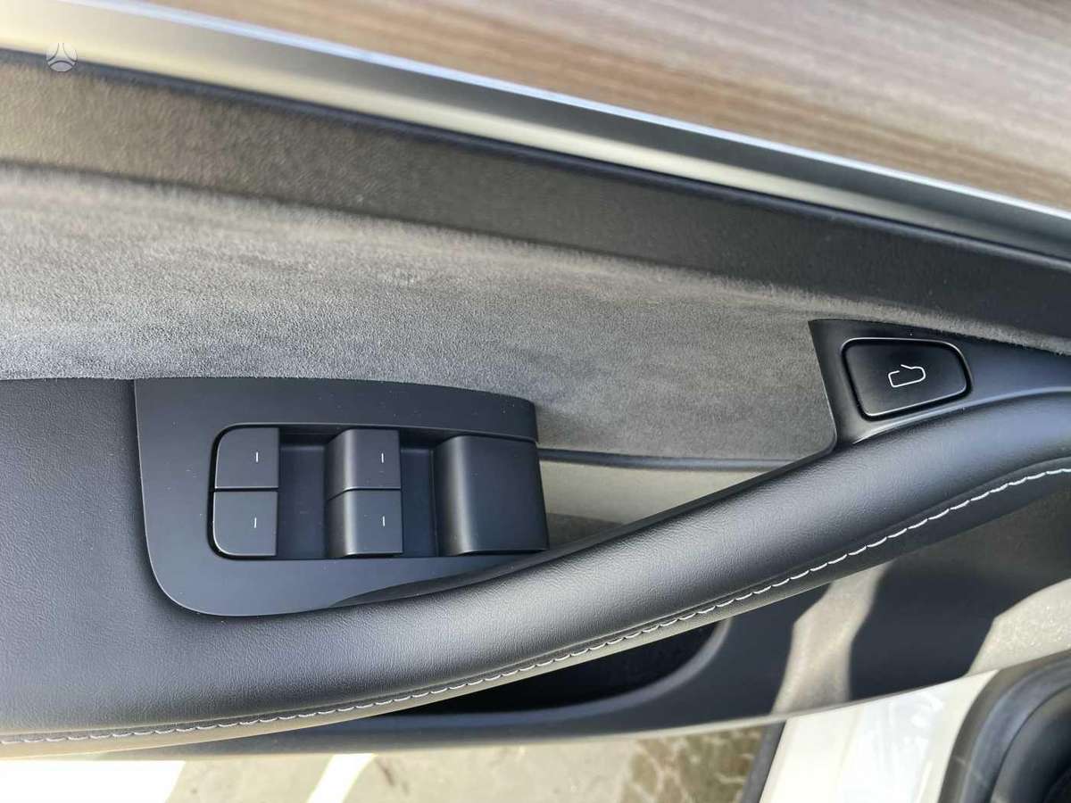 Tesla Model Y, hatchback